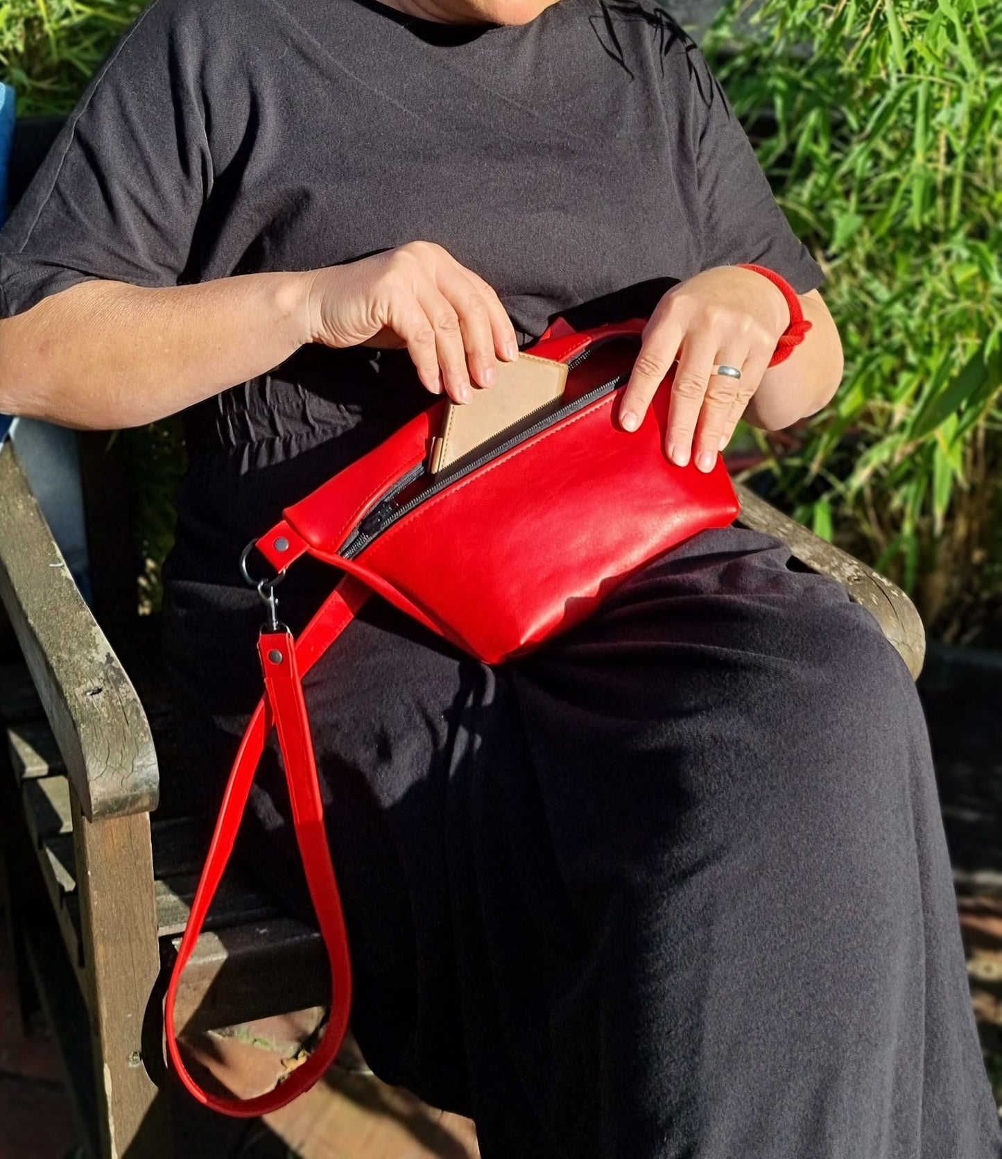 Rote Ledertasche aus pflanzlich gegerbtem Leder mit verstellbarem Gurt