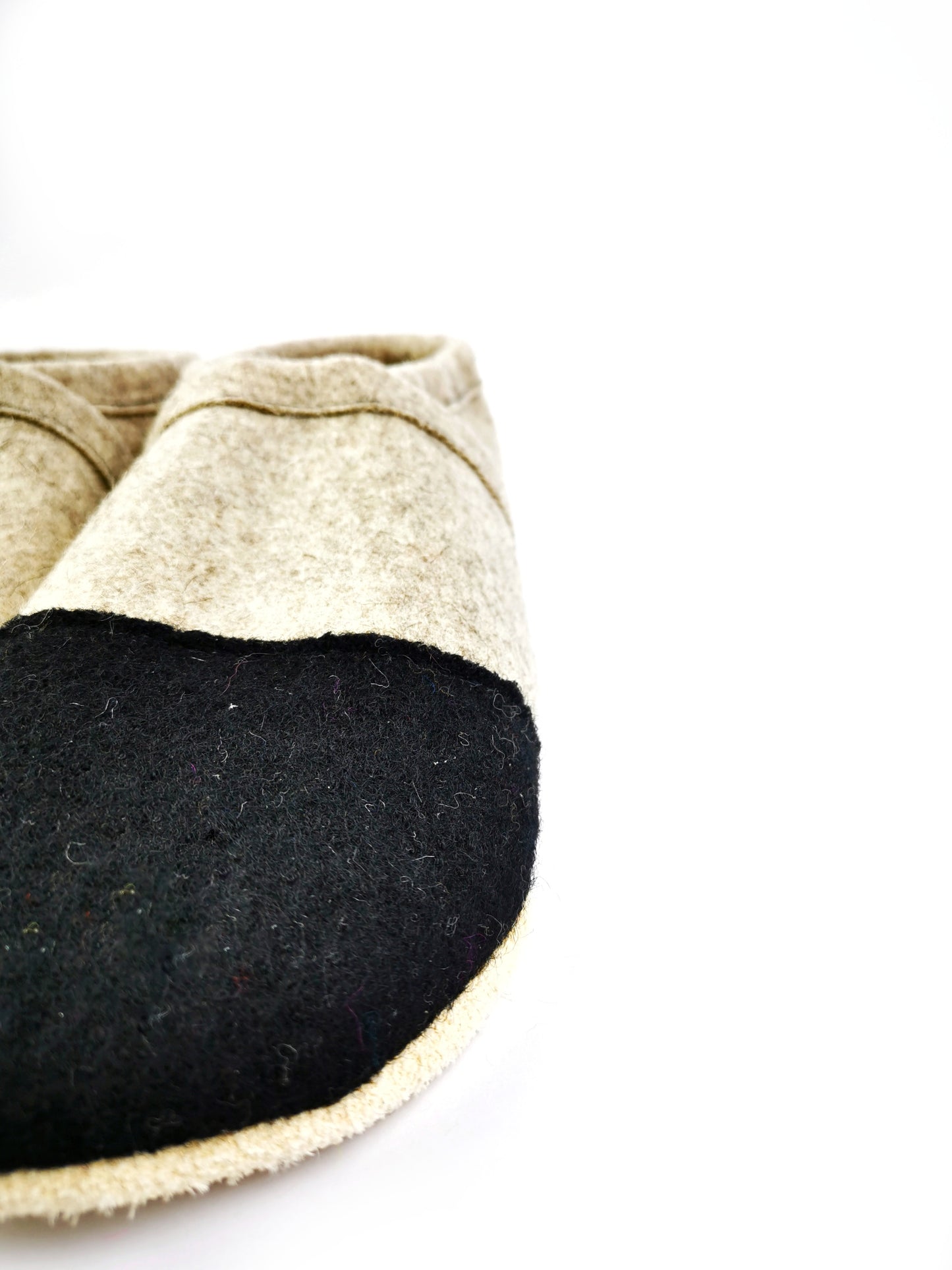 Flache Puschen aus Wollfilz in schwarz für Erwachsene