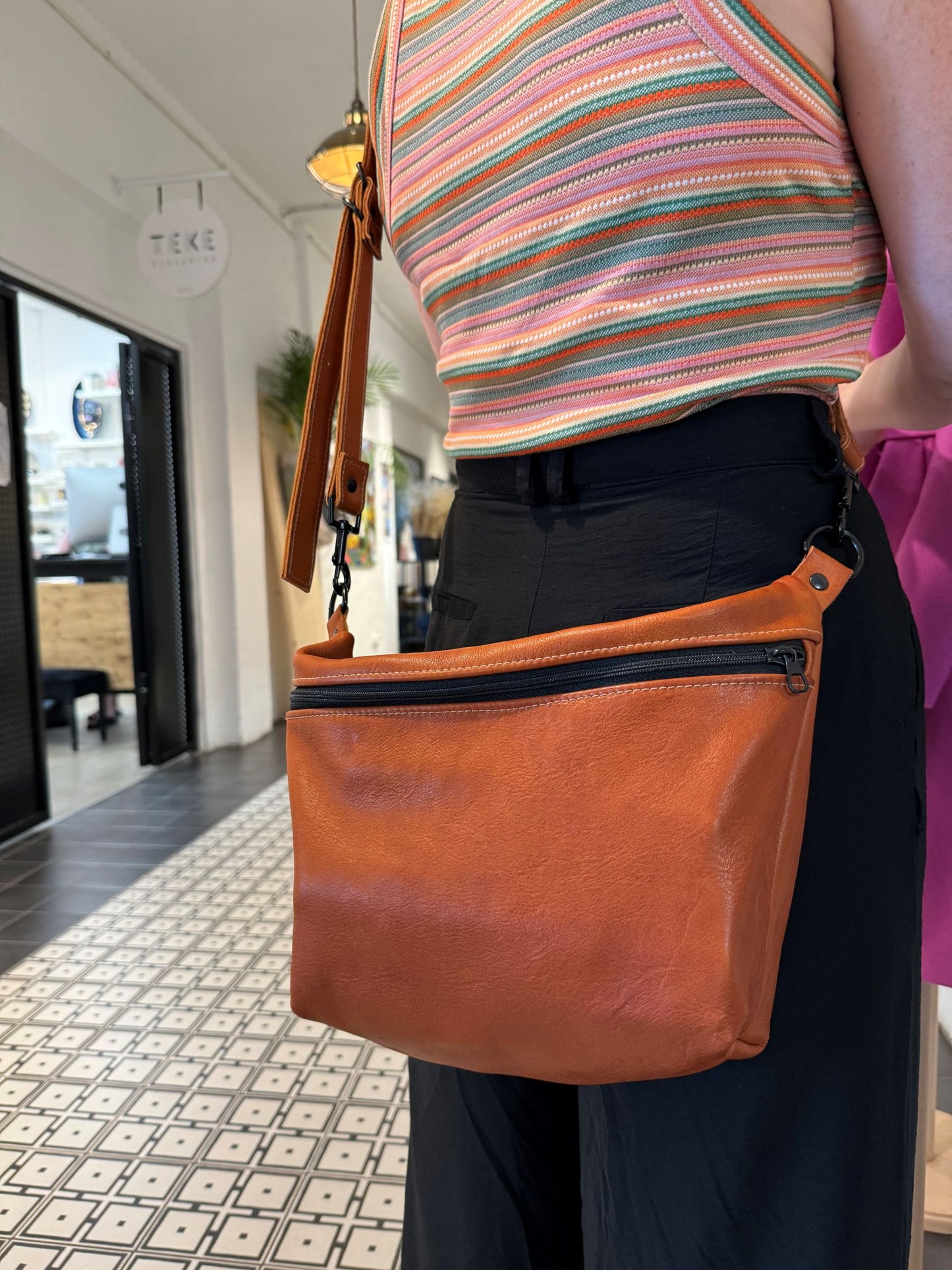 Ledertasche in hellem cognac, schlichtes Design, langlebige Qualität!  Aus pflanzlich gegerbtem Leder