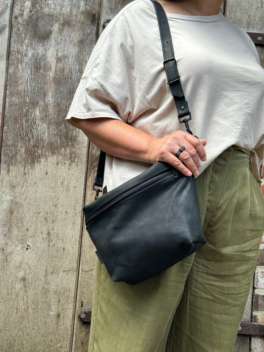 Ledertasche in mattschwarz aus pflanzlich gegerbtem Leder für Damen und Herren, handgearbeitet, nachhaltig