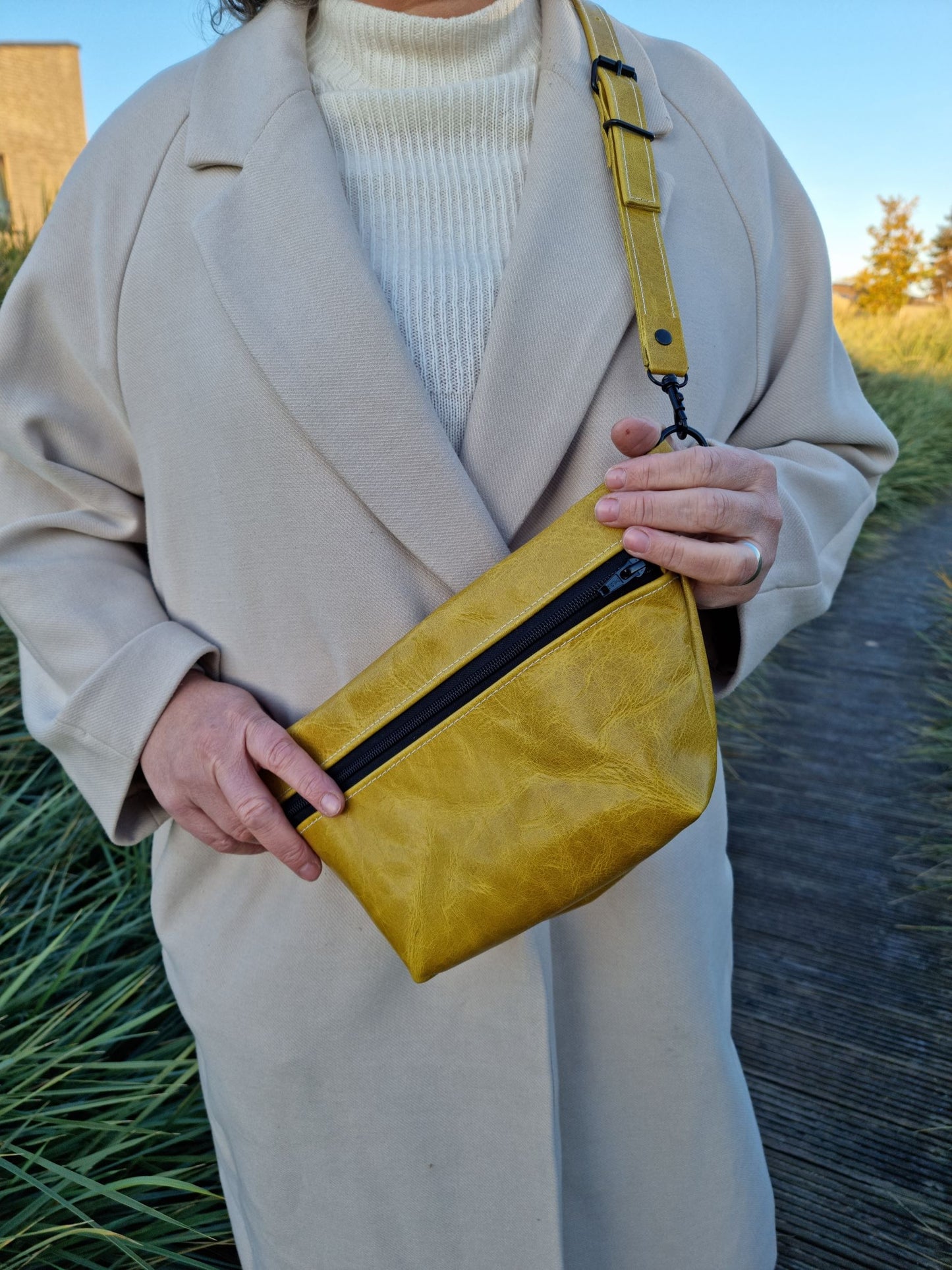 Gelbe Ledertasche aus pflanzlich gegerbtem Leder mit verstellbarem Gurt