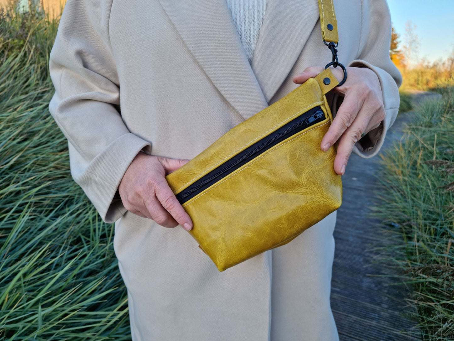Gelbe Ledertasche aus pflanzlich gegerbtem Leder mit verstellbarem Gurt