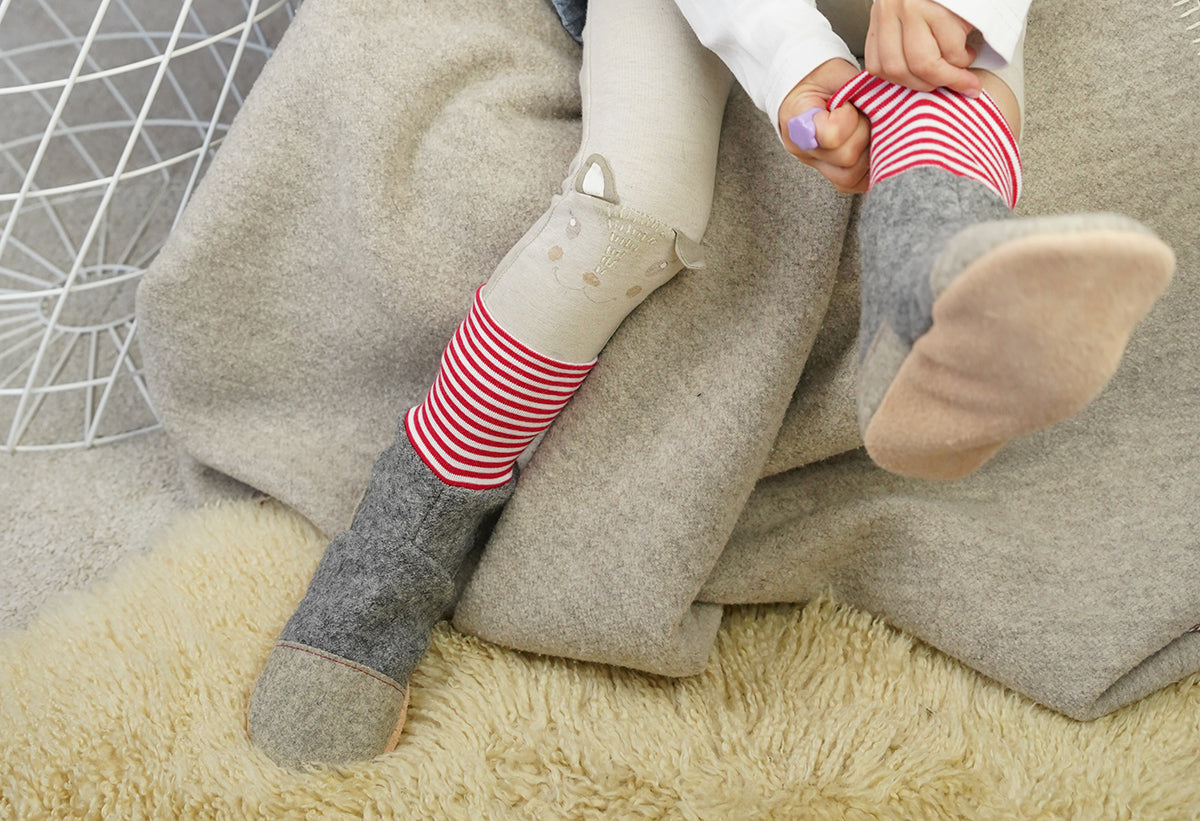 Hohe Puschen aus Wolle in grau-rotgeringelt für Kinder