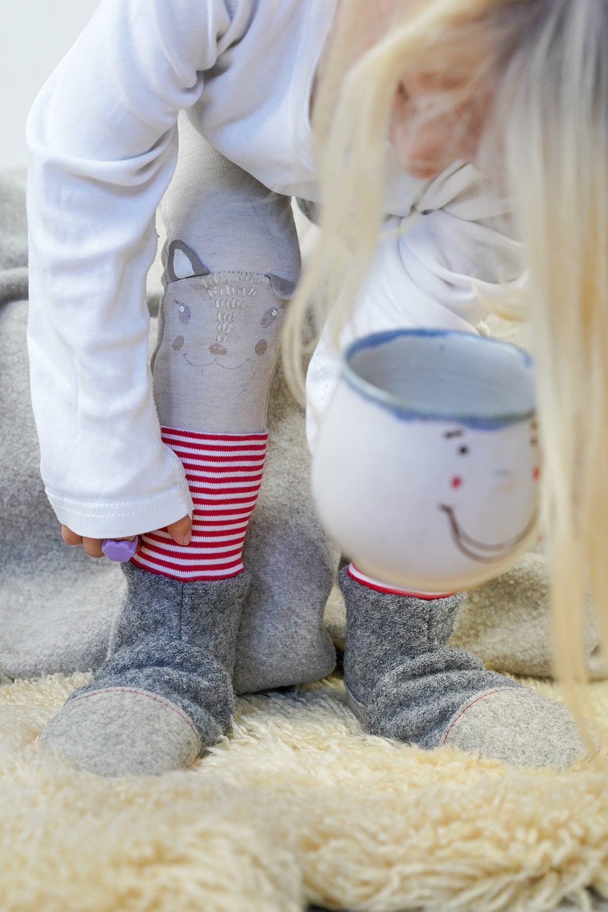 Hohe Puschen aus Wolle in grau-rotgeringelt für Kinder