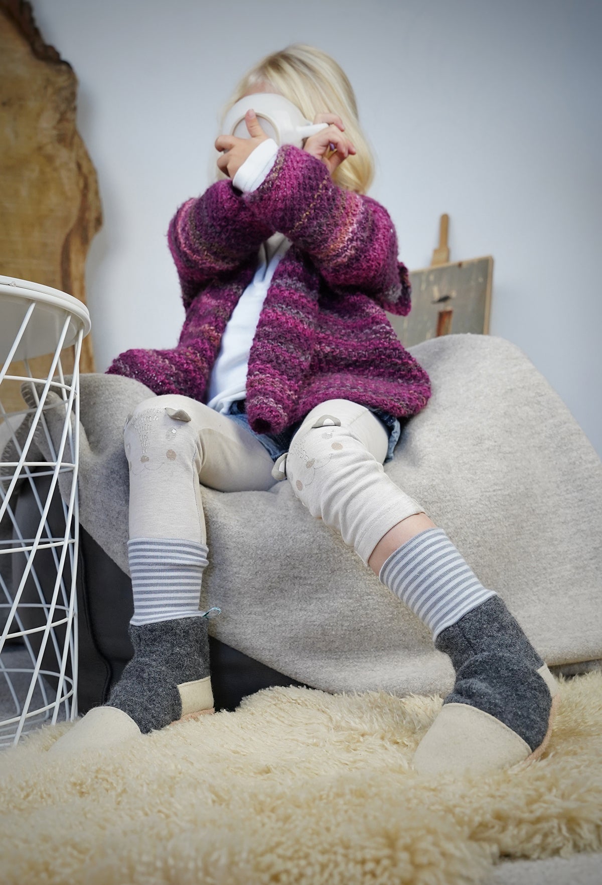 Hohe Puschen aus Wolle in dunkelgrau-graugeringelt für Kinder