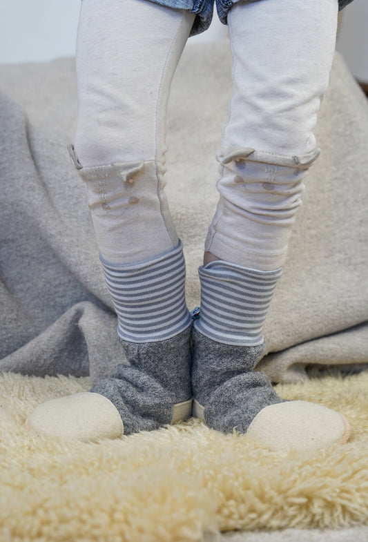 Hohe Puschen aus Wolle in steingrau -graugeringelt für Kinder