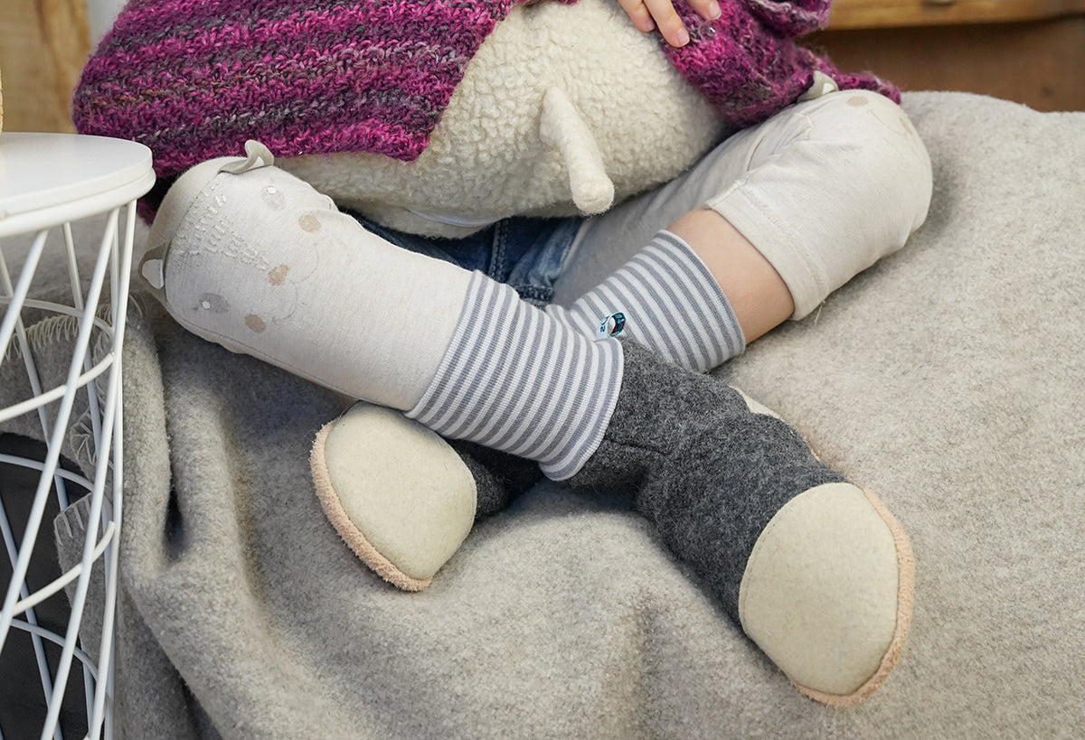 Hohe Puschen aus Wolle in dunkelgrau-graugeringelt für Kinder