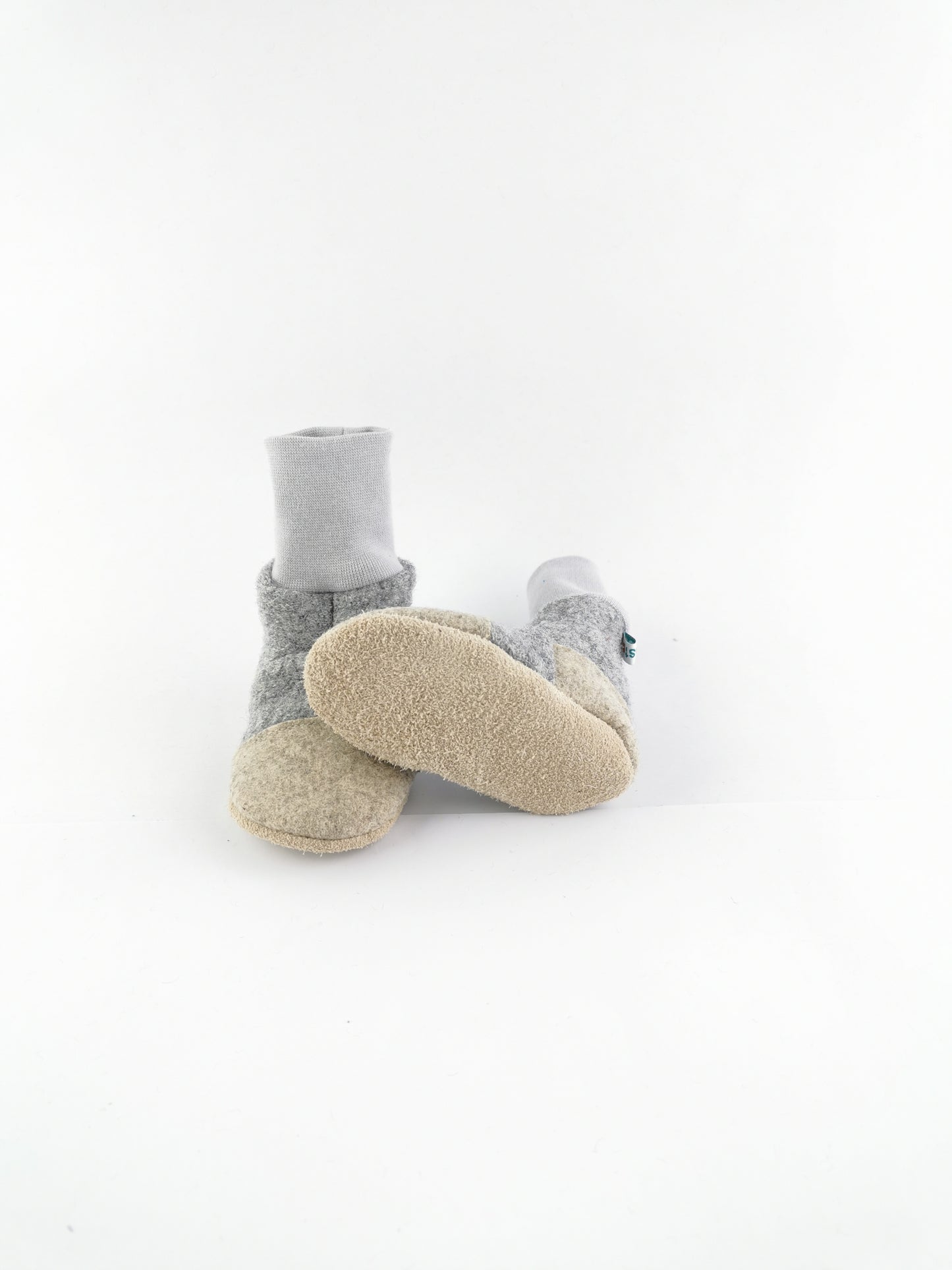 Hohe Puschen aus Wolle in grau für Kinder