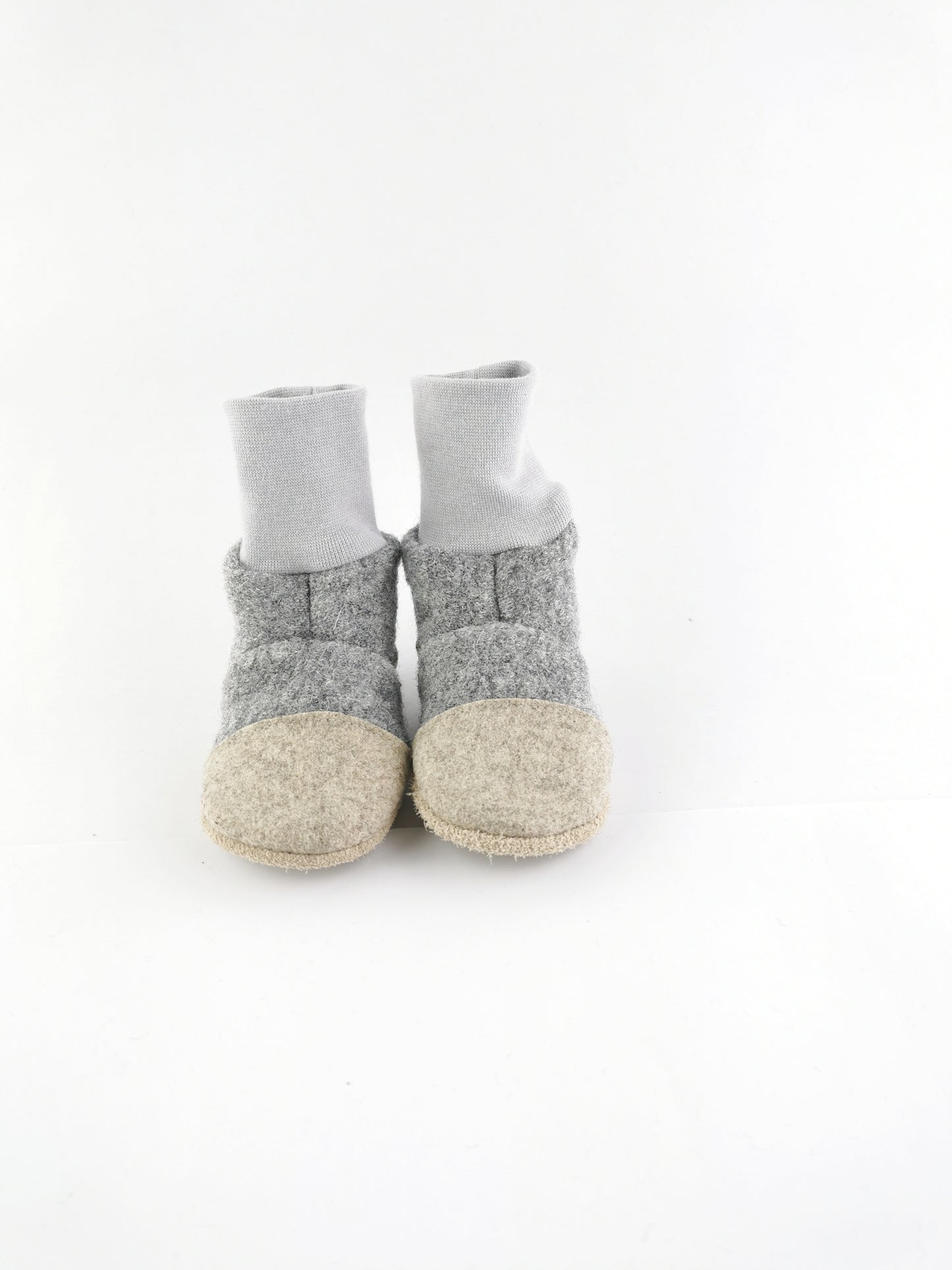 Hohe Puschen aus Wolle in grau für Kinder