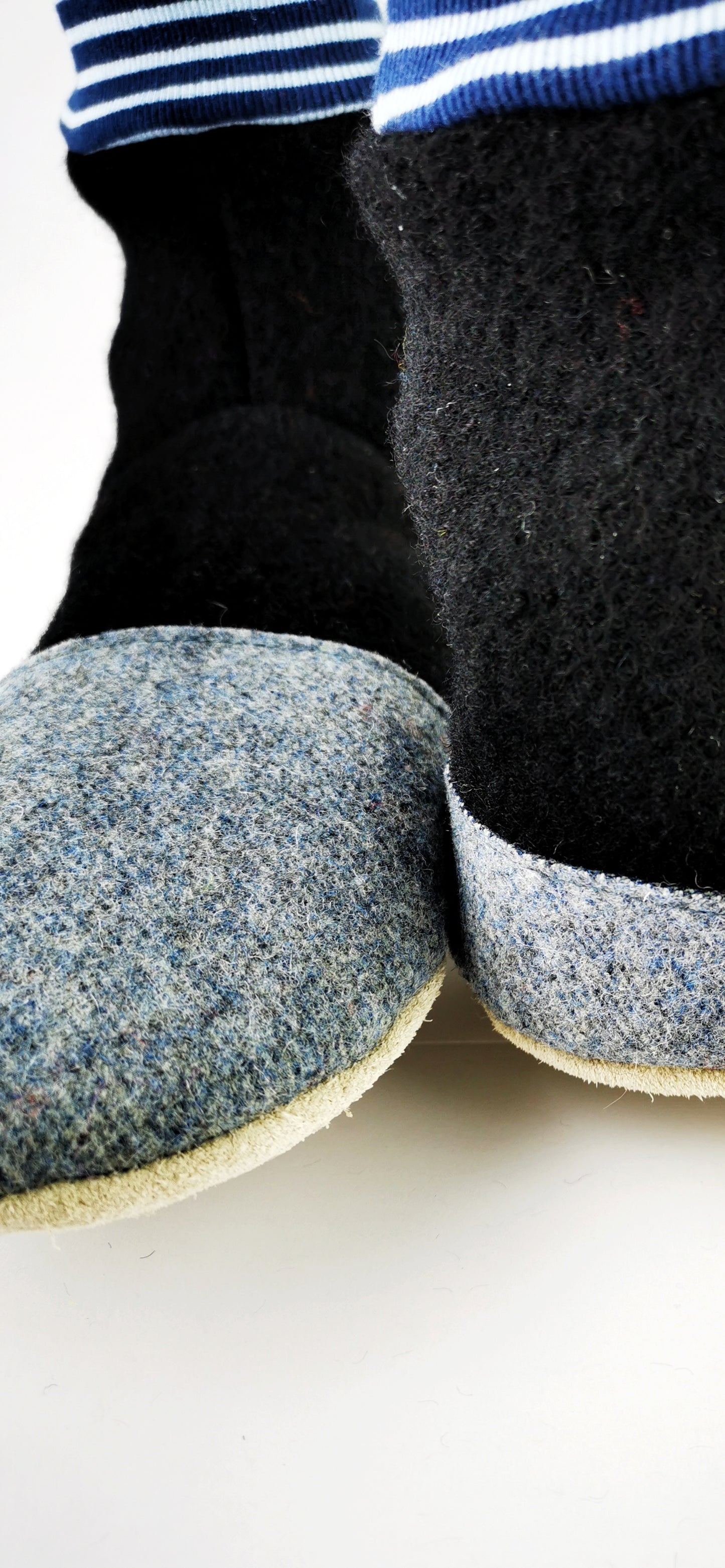 Hohe Puschen aus Wolle in schwarz mit blau für Erwachsene