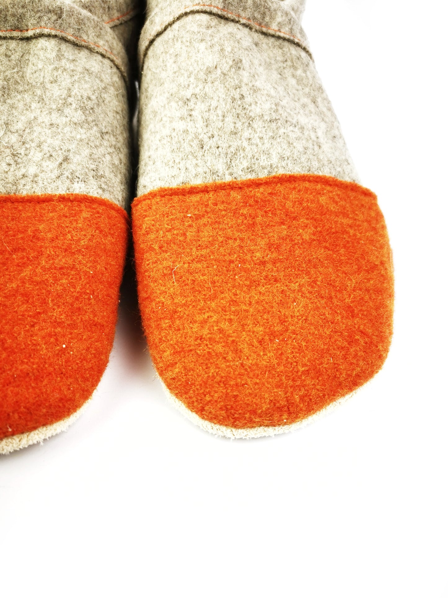 Flache Puschen aus Wollfilz in orange für Erwachsene