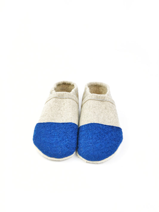Flache Puschen aus Wollfilz in blau  für Erwachsene